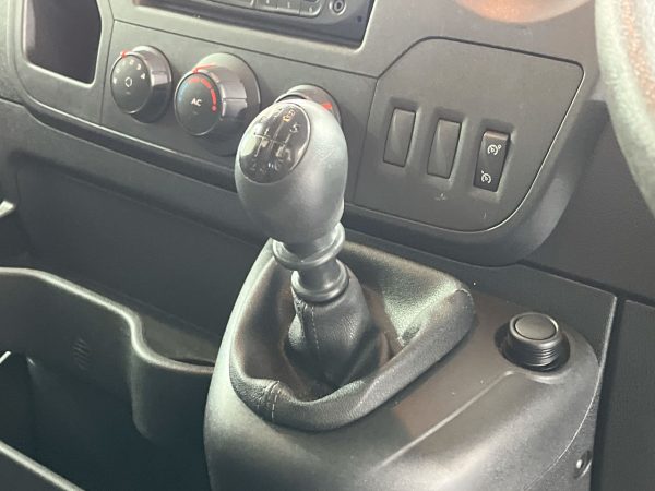2013 Renault Master LWB Mid Roof Turbo Diesel Manual Van - Image 13